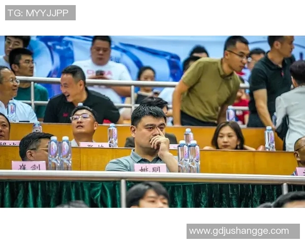 姚明亲临赛场全力督战展现篮球精神激励年轻球员奋勇争先 姚明亲临赛场全力督战展现篮球精神激励年轻球员奋勇争先