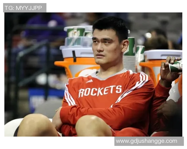 姚明在球场上的感人讲话激励年轻球员追逐梦想与坚持不懈的精神