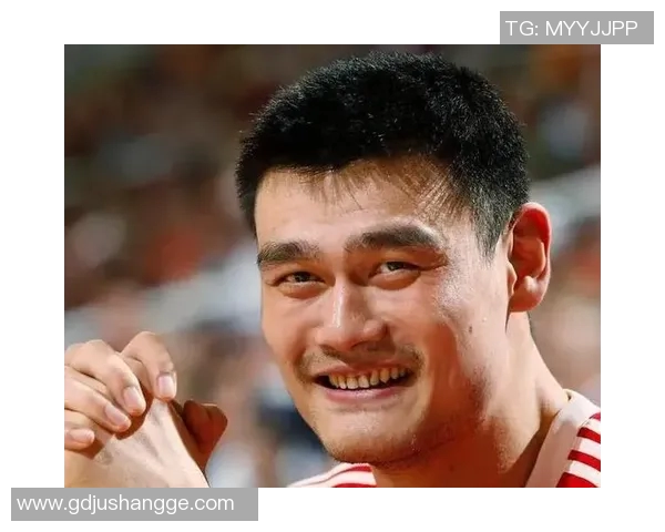 姚明与奥拉朱旺重聚篮球场回忆往昔传奇时刻的感人瞬间