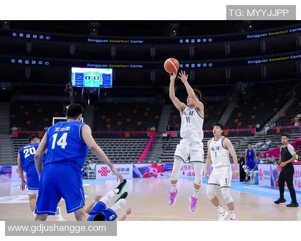 姚明领衔球队出征台北季前赛展现中国篮球新风貌与激情 姚明领衔球队出征台北季前赛展现中国篮球新风貌与激情