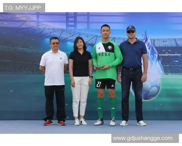 足球明星与宝马完美结合高清图片欣赏展现运动与奢华的魅力