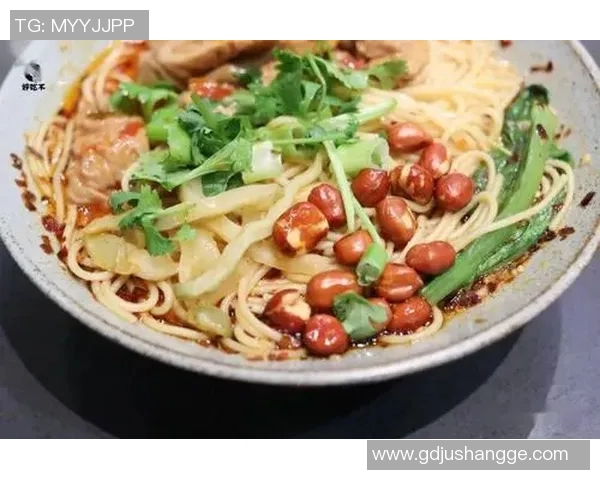 足球明星品尝麻辣面挑战味蕾引发粉丝热议美食与运动的完美结合