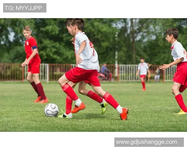 意外收获足球天才少年开启我的传奇人生旅程